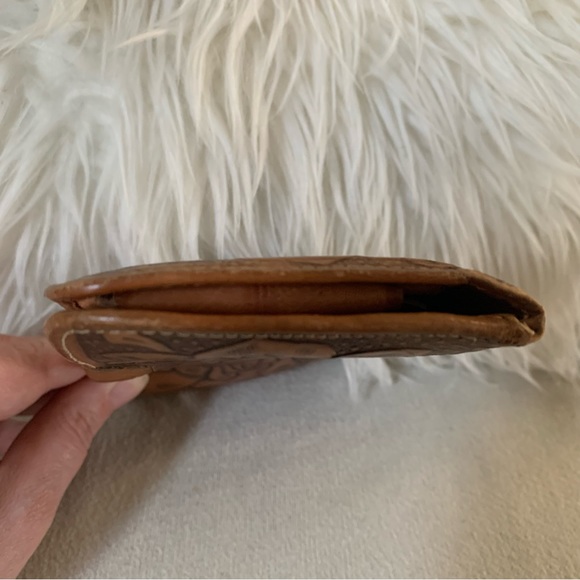 Vintage Tooled Leather Rose Floral Zipper Mirror Wallet - Picture 8 of 11